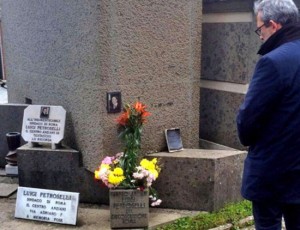 Viterbo - Roberto Giachetti al cimitero San Lazzaro davanti alla tomba di Petroselli
