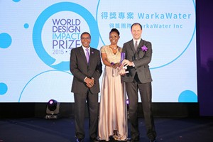 Premio "Word Design Impact" - Da destra, Arturo Vittori con la moglie e il presidente dell'Icsid Mugendi M'Rithaa