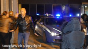 Gli arrestati all'uscita della questura - In primo piano il capo della squadra mobile Fabio Zampaglione
