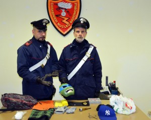 Viterbo - Il marteriale da scasso e la maschera sequestrati dai carabinieri