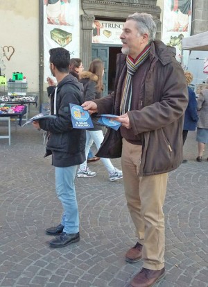 Silvano Olmi fa volantinaggio per il Sì al referendum