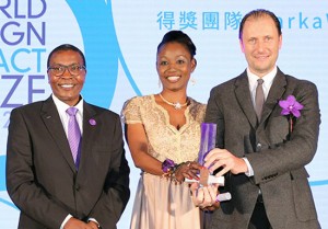 Premio "Word Design Impact" - Da destra, Arturo Vittori con la moglie e il presidente dell'Icsid Mugendi M'Rithaa