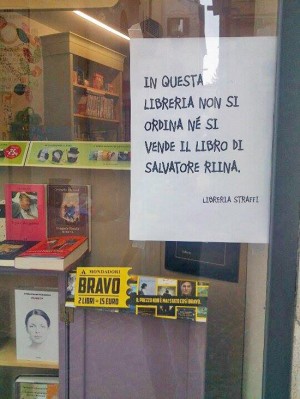 Il cartello sulla vetrina della libreria 
