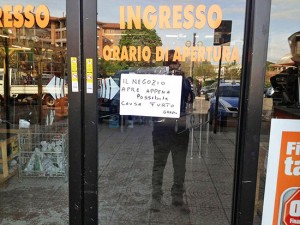 Viterbo - Obi - Il cartello affisso all'ingresso