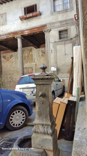 Bagnaia - Materasso abbandonato in via Malatesta