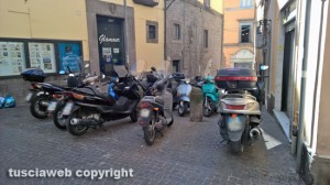 Viterbo - Via Saffi - Motorini ostruiscono il passaggio