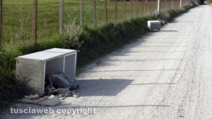 Viterbo - I mobili abbandonati in strada Bagnaccio 