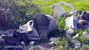 Viterbo - I mobili abbandonati in strada Bagnaccio 