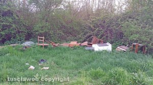 Viterbo - I mobili abbandonati in strada Bagnaccio