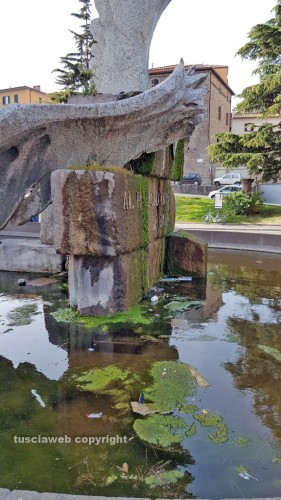 Viterbo - Il degrado della fontana al Sacrario