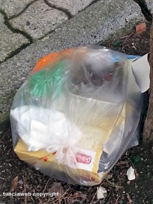 Viterbo - Immondizia nel parcheggio in piazza Martiri d'Ungheria