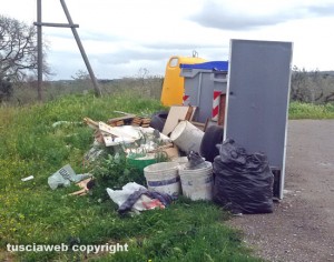 Viterbo - Discarica in strada Montigliano
