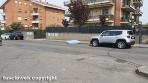 Viterbo - Materasso abbandonato in via Monti Cimini