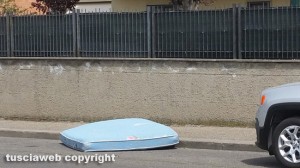 Viterbo - Materasso abbandonato in via Monti Cimini