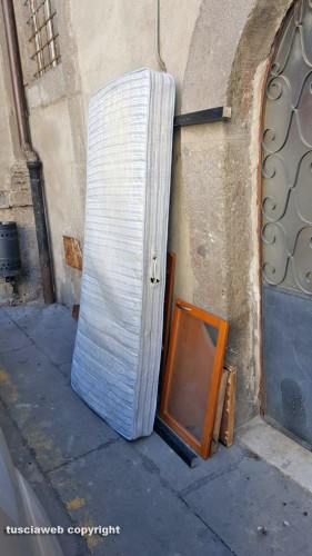 Bagnaia - Materasso abbandonato in via Malatesta