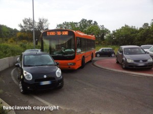 Viterbo - Pullman bloccato alla rotonda di Ponte dell'Elce