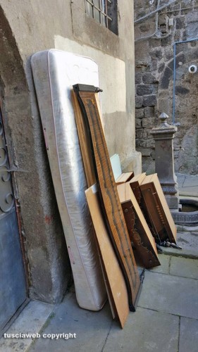 Bagnaia - Materasso abbandonato in via Malatesta