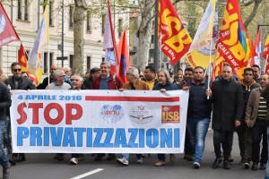 Usb in piazza contro le privatizzazioni