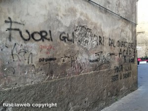 Viterbo - Mura imbrattate in via Pietra del pesce
