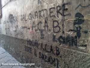 Viterbo - Mura imbrattate in via Pietra del pesce