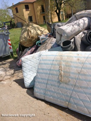 Viterbo - Rifiuti in località Pratoleva 
