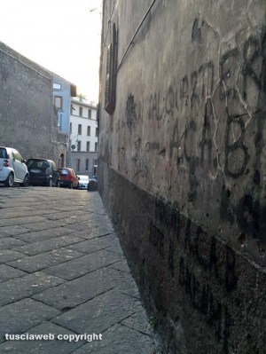 Viterbo - Mura imbrattate in via Pietra del pesce