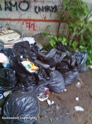 Viterbo - Rifiuti in strada Castiglione