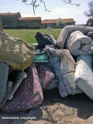 Viterbo - Rifiuti in località Pratoleva 
