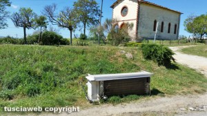 Viterbo - Frigorifero davanti alla chiesa in strada Castel D'Asso
