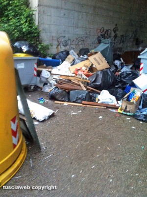 Viterbo - Rifiuti in strada Castiglione