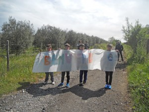 Monterosi - Un gruppo di bambini accoglie i pellegrini del liceo Ruffini