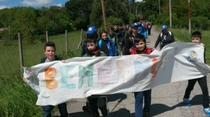 Monterosi - Un gruppo di bambini accoglie i pellegrini del liceo Ruffini