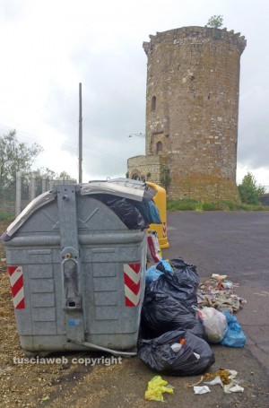 Viterbo - L'immondizia nei pressi dellla torre del poggio a Monterazzano
