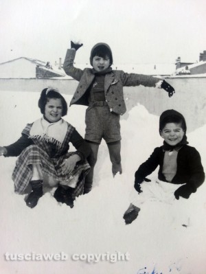 Viterbo - Nevone del 1956  -  Piazza della Rocca con i miei fratelli Michele e Licia  - Foto inviata da Giovanni Maria Arena