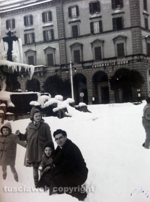 Viterbo - Nevone del 1956  -  Piazza della Rocca con i miei fratelli Michele, Licia e il grande sindaco Salvatore - Foto inviata da Giovanni Maria 