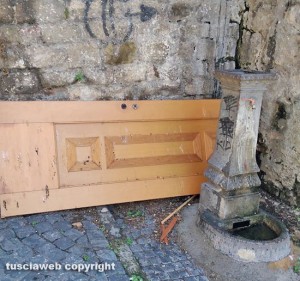 Viterbo - Porta abbandonata in via Valle Cupa