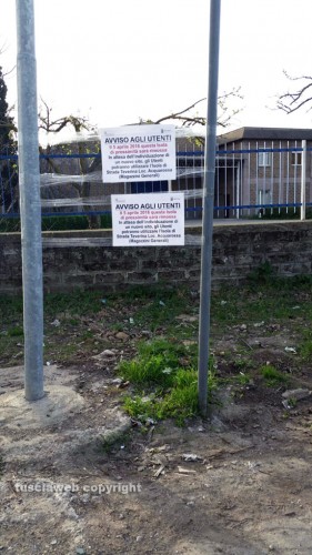 Viterbo - I cartelli che segnalano la rimozione dei cassonetti