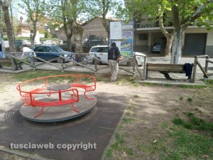 I residenti ripuliscono il giardino a Grotte