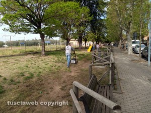 I residenti ripuliscono il giardino a Grotte