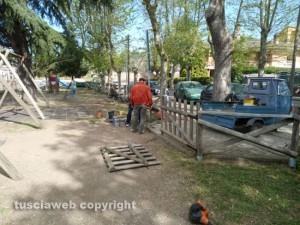 I residenti ripuliscono il giardino a Grotte