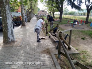 I residenti ripuliscono il giardino a Grotte