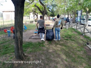 I residenti ripuliscono il giardino a Grotte