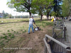 I residenti ripuliscono il giardino a Grotte
