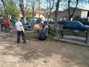 I residenti ripuliscono il giardino a Grotte
