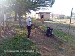 I residenti ripuliscono il giardino a Grotte
