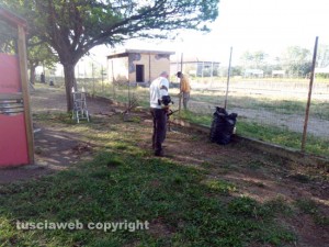 I residenti ripuliscono il giardino a Grotte