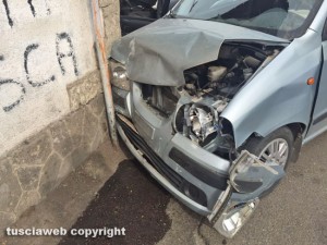 Viterbo - Auto contro muro in via Signorelli