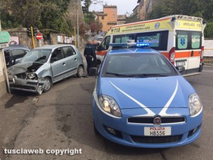 Viterbo - Auto contro muro in via Signorelli