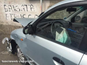 Viterbo - Auto contro muro in via Signorelli