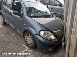 Viterbo - Auto contro muro in via Signorelli